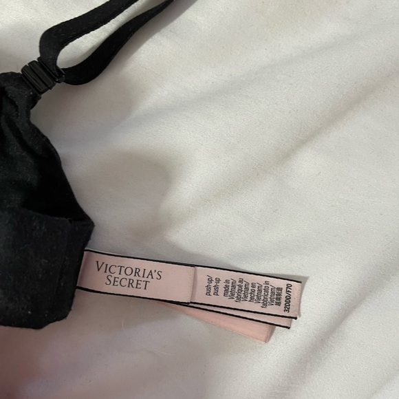 VICTORIA SECRET’S BLACK BRA - Picture 3 of 5